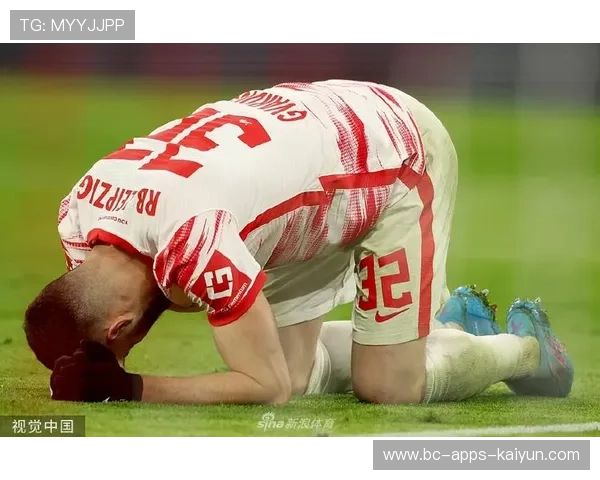 拜仁快速反击一气呵成，莱万破门后高举双臂